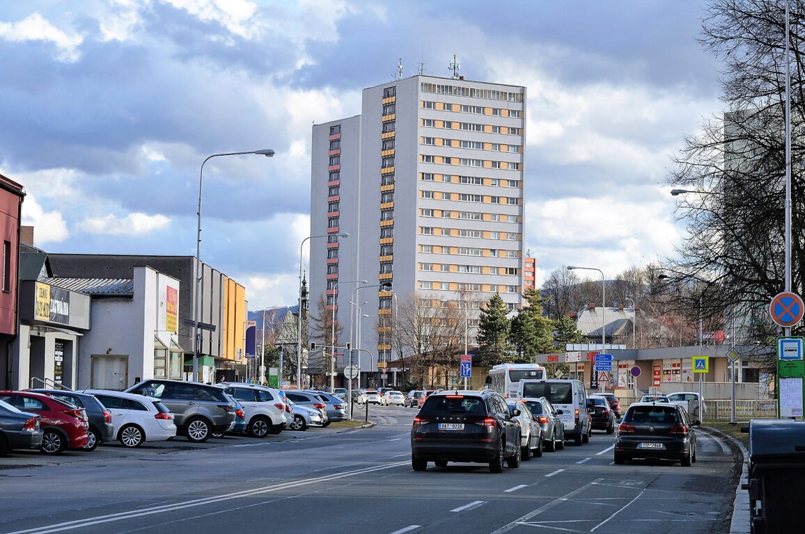 Radnice pořizuje studii, jak „zašpuntovat“ Ostravskou ulici