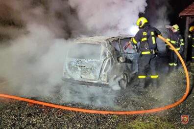 Uprostřed noci ve Sviadnově hořela auta