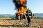 Traktor zničily plameny, škoda pět milionů