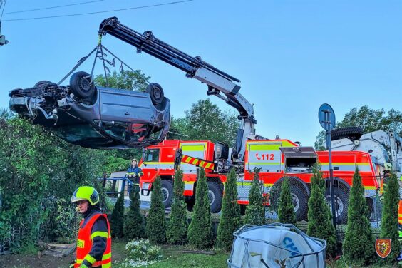 Na zahradě v noci přistálo auto na střeše