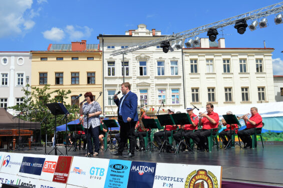 Městský folklorní festival na náměstí